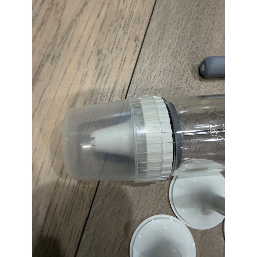 Pampered Chef Easy Accent Decorator 1778 White Grey Icing Piping Tool with 6 Tip - Picture 3 of 6